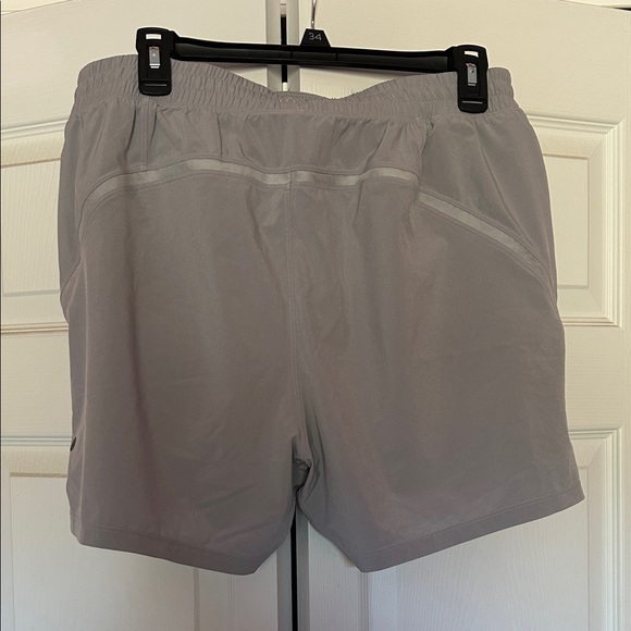 lululemon athletica Men's Silver Drop Pacebreaker 5” Length Athletic Shorts - Picture 2 of 2